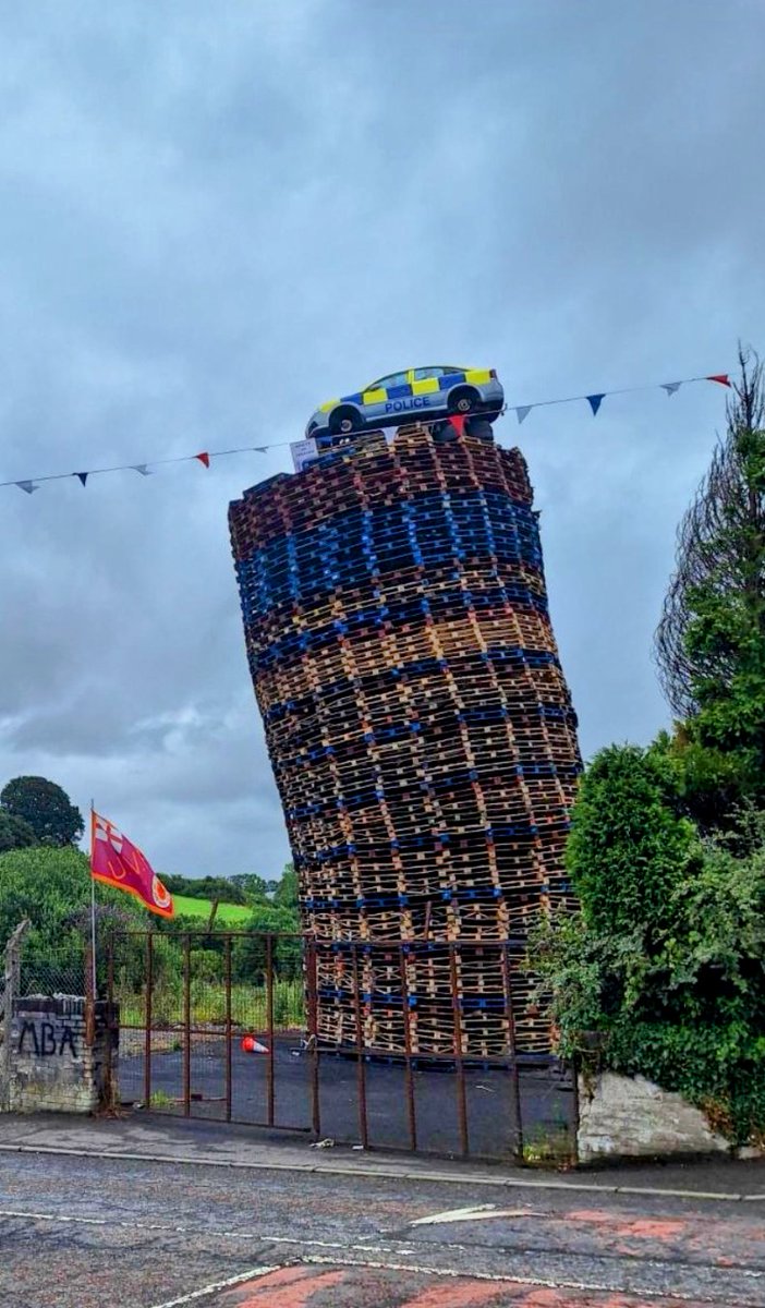 notthertenews's tweet image. The leaning tower of pisa if it was shit: