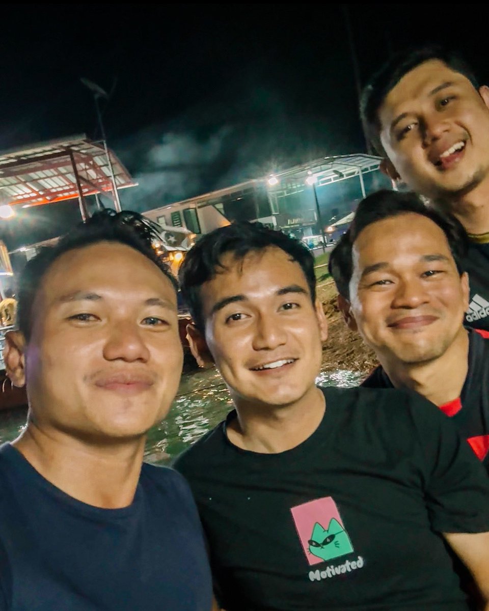 drfaizalazmi's tweet photo. Malam bbq, berasap - asap semua houseboat https://t.co/BBi80gay76