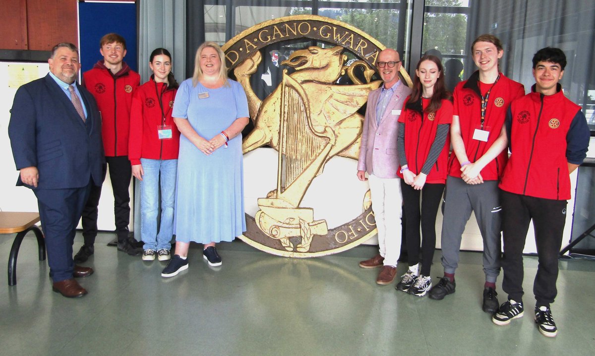 Llanblogger - news from Llangollen: Rotary sponsors new gilets for  Eisteddfod’s young... llanblogger.blogspot.com/2024/07/rotary…