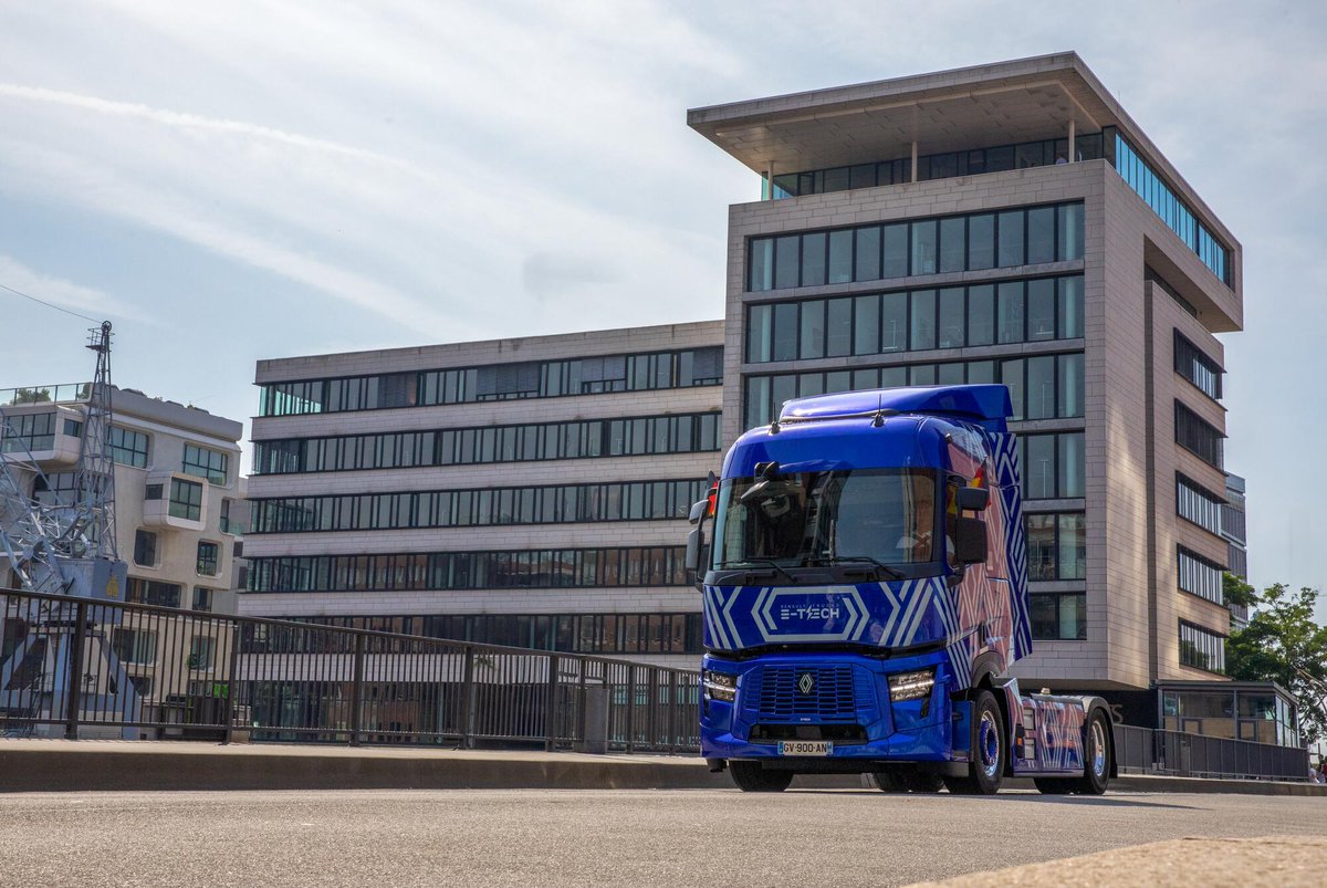 RenaultTrucksCo's tweet photo. 💎Congrats to all our followers who guessed it right! The Diamond Echo, is roaming the beautiful streets of Hamburg, Germany! 🏛️🚛
#DiamondEcho #JoinTheGoodMove #Roadshow #Hamburg https://t.co/fgxsiakmy9