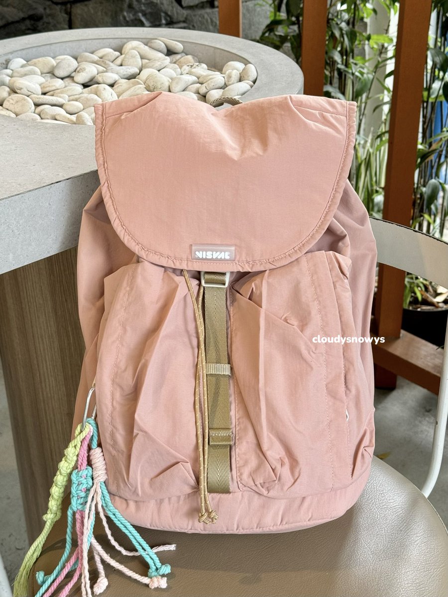 cloudysnowys's tweet image. gue lah orang yang suka koleksi ransel🤡🫵🏻

HERE WE GO kalau kalian cari ransel yang muat sampai laptop ✨15INCH✨ tapi masih stylish &amp;amp; nyaman dipake gabikin pegel~

REVIEW PRIBADI &amp;amp; REAL PICT NO ZONK🙏🏻