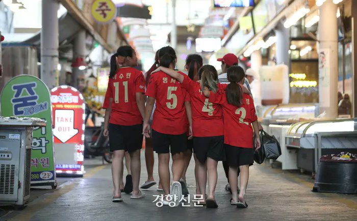baxter005's tweet photo. 기사 속 사진들도 너무 좋음 ㅠㅠ
축구를 좋아하면 재능과 상관없이 들어갈 수 있는 축구부. 그 안에서 함께 어울리며 성장하는 아이들. https://t.co/iD9vlrz39Y