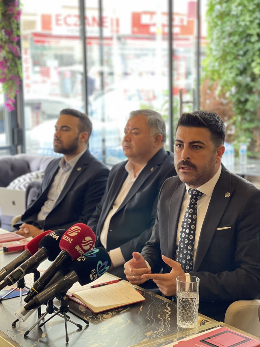 osmkya06's tweet photo. 1+1 sisteminin gelmesi adına,  Ulusal basınla Ankara’da bir araya geldik. 

Temennimiz 3+1 sisteminin iyileştirilerek 1+1 revize edilmesi ve kamu çalışanlarının yüzünün gülmesidir.

Aile birliği sağlansın, çocuklar annelerine, babalarına kavuşsun diye başlattığımız bu çalışma nihayetinde hedefine varacaktır. @kamubirligikonf