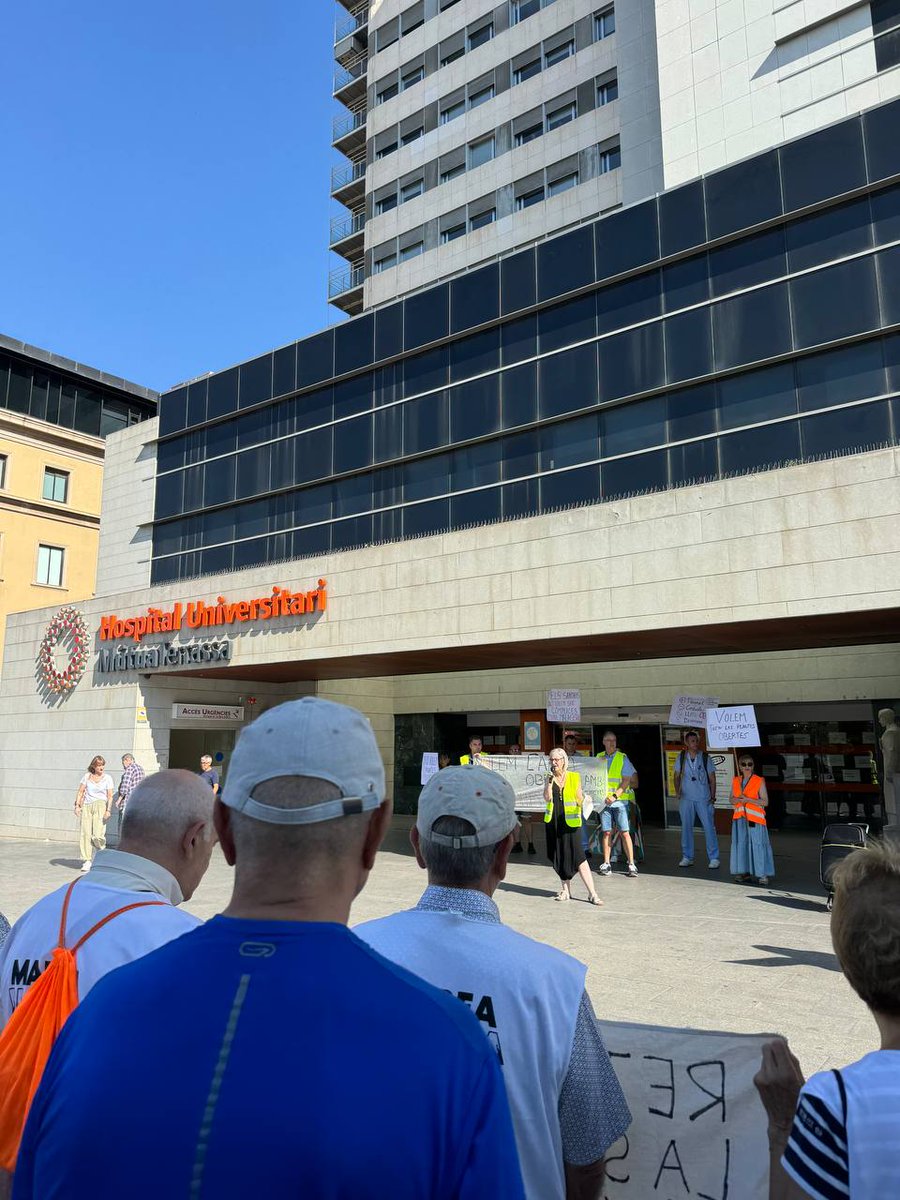 CUPTerrassa's tweet photo. Un dijous més donant suport a les companyes de la plataforma @defensasanitat i les #sanitàriesenlluita per reclamar a @Mutua_Terrassa i @salutcat tots els recursos humans i materials necessaris
#ProuRetallades
#nosommercaderies
#gestiópública https://t.co/fTyerVPR8v