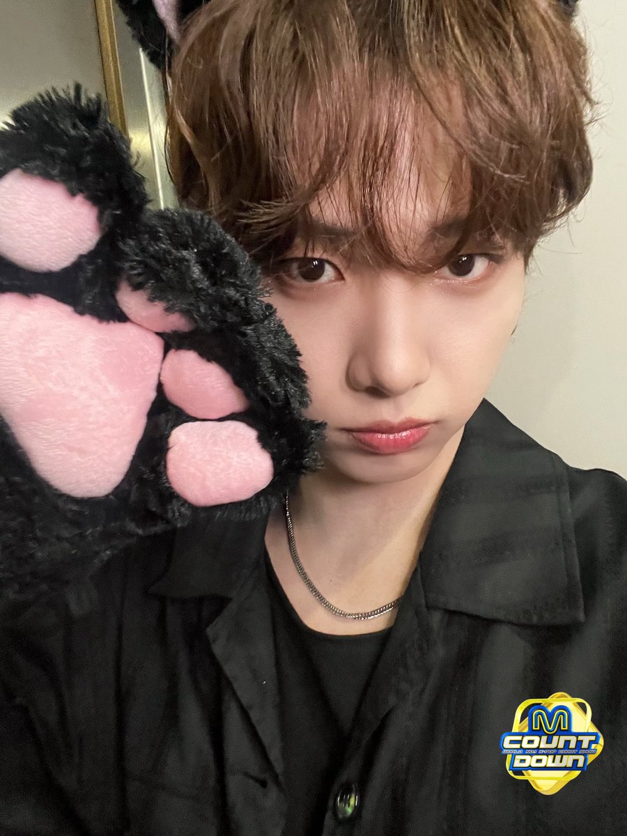 [엠카운트다운 본방 시청 지침서]

저희 엠카운트다운은 행복한 본방 사수를 위한 간단한 행동 수칙을 제공합니다.

1. 엠카운트다운 MC는 한빈, 재현, 소희 샤인멍또캣입니다.

2. 멍또캣의 멍은 재현, 또는 소희, 캣은 한빈입니다
만약 고양이 재현, 강아지 소희, 오리 한빈을 발견할 경우
즉시 보고