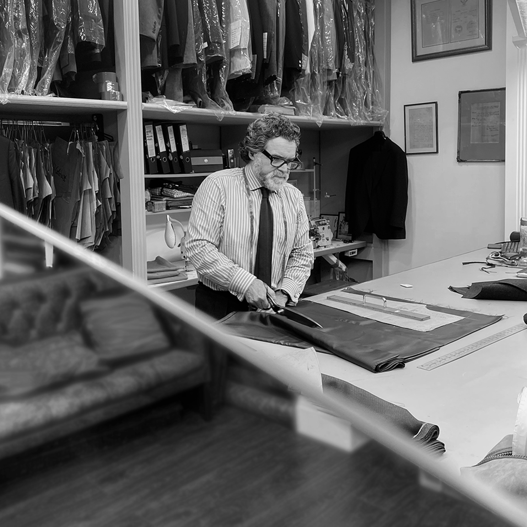meyer_mortimer's tweet image. Tailor Paul Munday cutting out a customer's pattern. 

meyerandmortimer.com

#savile #bespoketailor