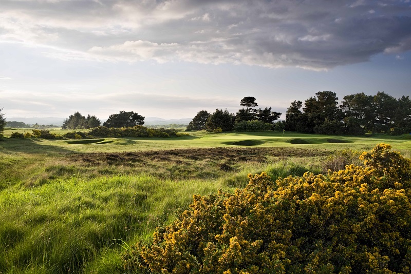 DGgolfguide's tweet photo. 🏴󠁧󠁢󠁳󠁣󠁴󠁿Irvine Golf Club is set in a seaside location which benefits from the neighbouring Gulf Stream to ensure year-round golf, whilst the romantic peaks of Arran present a stunning backdrop to the landscape. 
Read more in DG SCOTLAND ➡️https://t.co/XPisOQFogw

#JamesBraid #Irvine https://t.co/nM5br24fQp