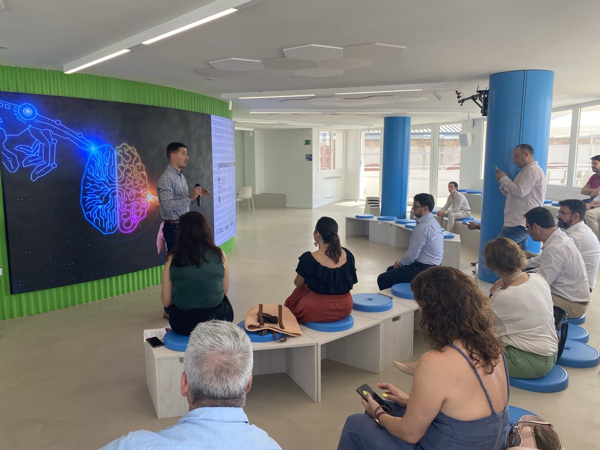 ENCAMINA's tweet photo. #ENCAMINAOrigen es un espacio para que pasen cosas, y hoy han pasado ☺ La @CEV_CV, la Diputación de Valencia y @ASECAM1 han organizado una Jornada sobre #IA en el puesto de trabajo para aprender y explorar cómo la IA puede transformar nuestros entornos laborales👏🏻👏🏻 https://t.co/bXRbCkT9xu