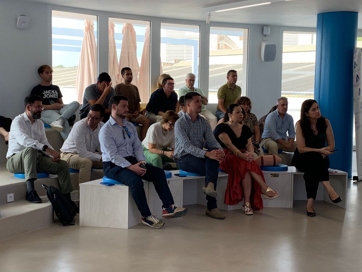 ENCAMINA's tweet photo. #ENCAMINAOrigen es un espacio para que pasen cosas, y hoy han pasado ☺ La @CEV_CV, la Diputación de Valencia y @ASECAM1 han organizado una Jornada sobre #IA en el puesto de trabajo para aprender y explorar cómo la IA puede transformar nuestros entornos laborales👏🏻👏🏻 https://t.co/bXRbCkT9xu