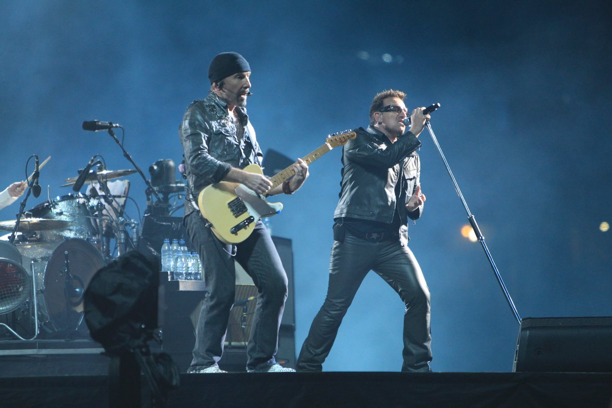 StadeFrance's tweet photo. .@U2 : 15ans 🤩🤩
Vous saviez que leur tournée 360° tour, c’était :

⭐️ Une scène centrale à 360°
⚡️ 4 piliers géants avec un dôme de 30 mètres
⭐️ Un écran géant à 360°et 72 enceintes

👉Vous étiez là pour le voir ? 😍 https://t.co/JnMBTFgoAB