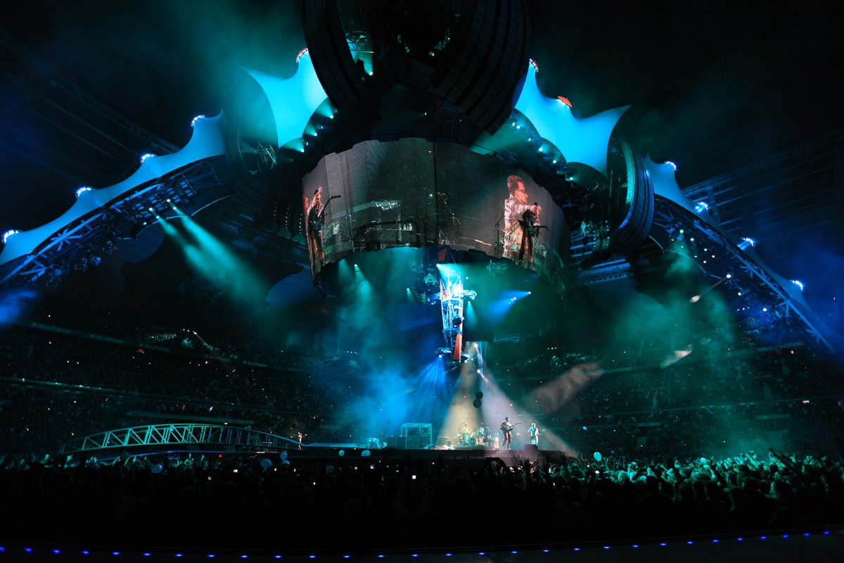 StadeFrance's tweet photo. .@U2 : 15ans 🤩🤩
Vous saviez que leur tournée 360° tour, c’était :

⭐️ Une scène centrale à 360°
⚡️ 4 piliers géants avec un dôme de 30 mètres
⭐️ Un écran géant à 360°et 72 enceintes

👉Vous étiez là pour le voir ? 😍 https://t.co/JnMBTFgoAB