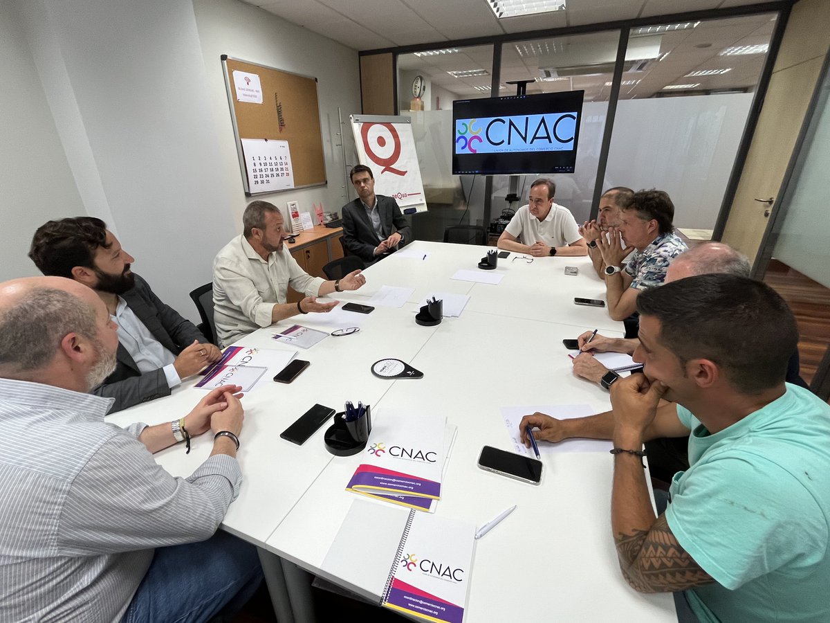 ConfederCom's tweet photo. Uno de los bagajes más importantes que nos traemos de #Bilbao es el conocimiento de la realidad de distintos ámbitos del #autoempleo, como el #comercio, la #hosteleria, el #sectorprimario o los #mercados, gracias a la colaboración de diversas asociaciones y a Bilbao Dendak https://t.co/C3Xd706CHz