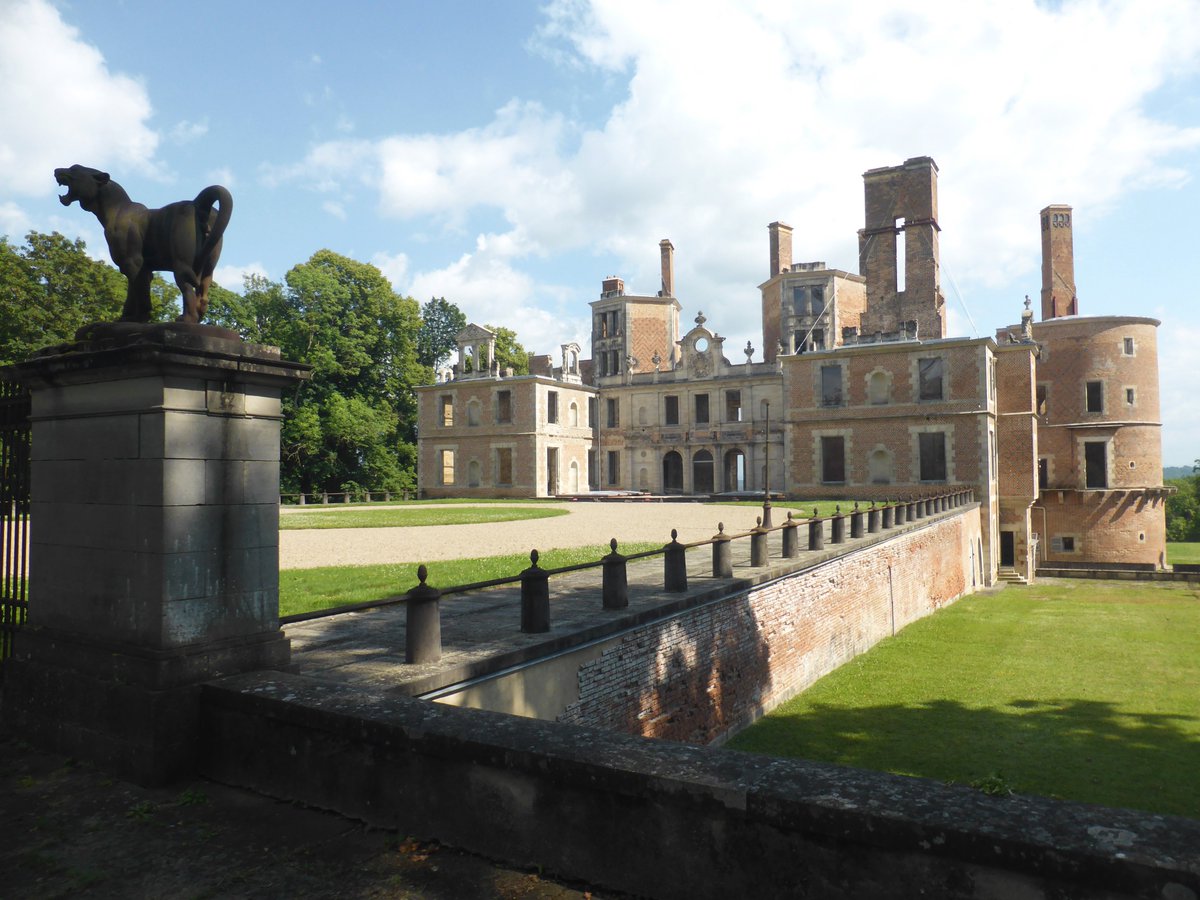CachauPhilippe's tweet photo. Le domaine royal de #Randan (Allier) fut la propriété des #Orléans de 1821 à 1999. Le château, augmenté par #Fontaine, flamba en 1925. Sont conservés : communs, chapelle, orangerie, serres chaudes, superbe parc à l’anglaise avec panorama. Propriété régionale ouverte depuis 2003. https://t.co/KYhRcfHNNv