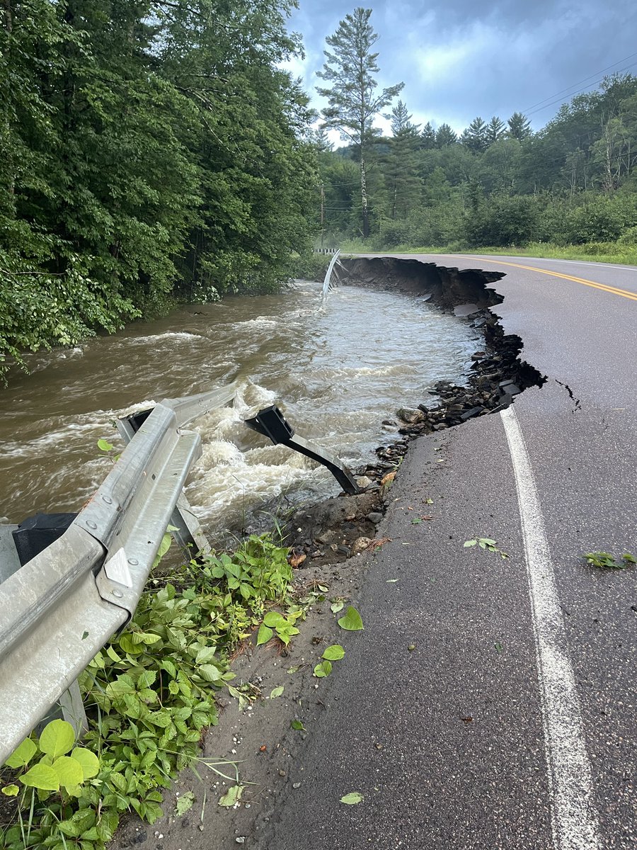 ValleyReporter's tweet photo. Rt 17 above Mad River Lodge eastbound lane collapse. This is below Old Mansfield Road, between @MadRiverGlen and German Flats Road. 

#vtflood #vermontflooding #madrivervalley #rt17 #faystonvt https://t.co/WQ1F7tiHOn