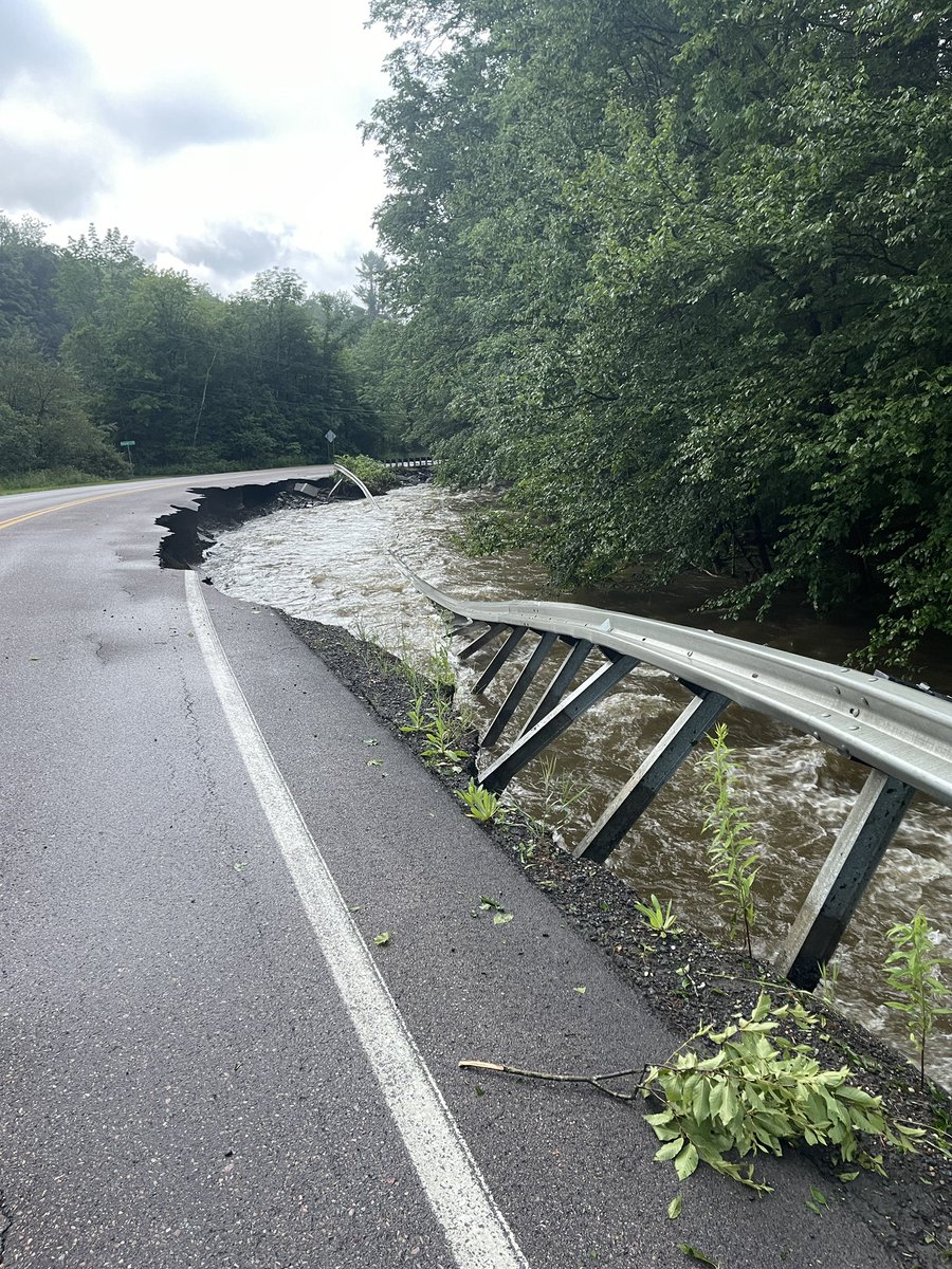 ValleyReporter's tweet photo. Rt 17 above Mad River Lodge eastbound lane collapse. This is below Old Mansfield Road, between @MadRiverGlen and German Flats Road. 

#vtflood #vermontflooding #madrivervalley #rt17 #faystonvt https://t.co/WQ1F7tiHOn