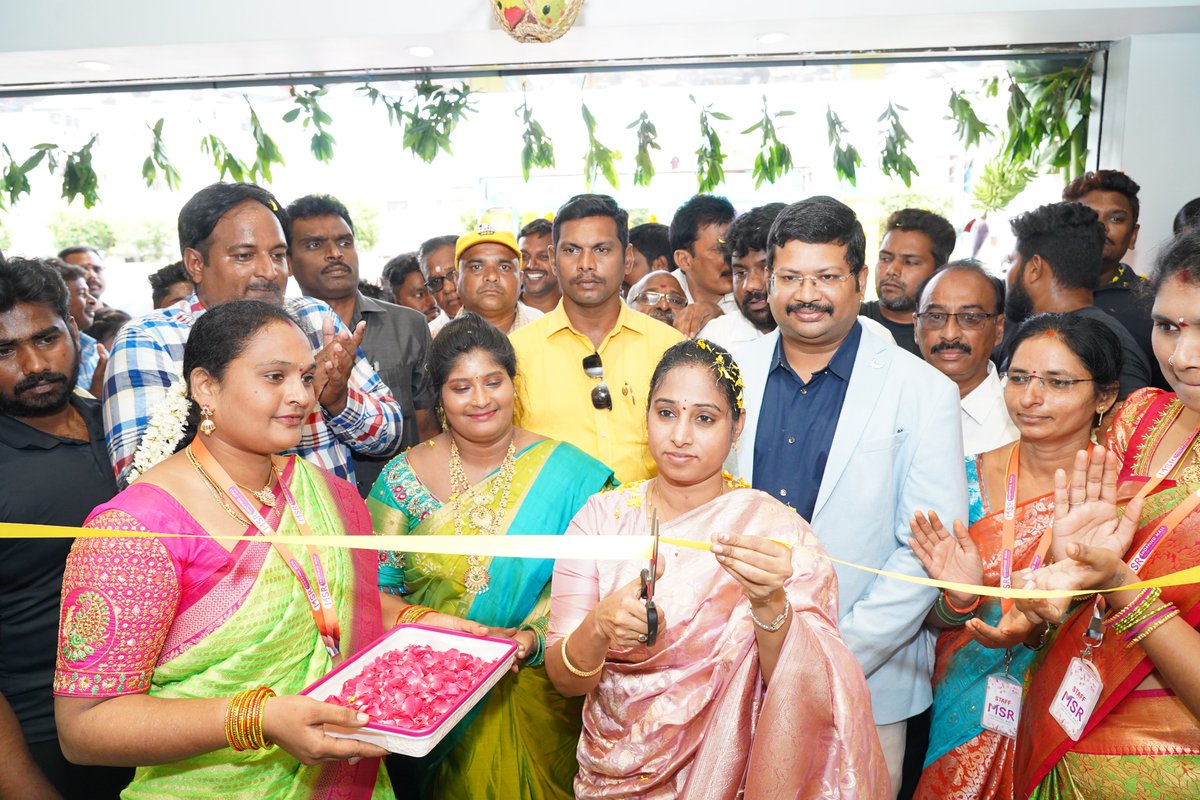 galla_madhavi's tweet photo. కొరిటెపాడు పార్క్ సెంటర్ వద్ద నూతనంగా స్థాపించబడిన MSR షాపింగ్ మాల్ ను ప్రారంభించిన గుంటూరు పశ్చిమ నియోజకవర్గ MLA గళ్ళా మాధవి గారు..
#koritepadu #MSRshoppingmall #guntur #gunturwest #gallamadhavi https://t.co/Cc0q0GYJnV