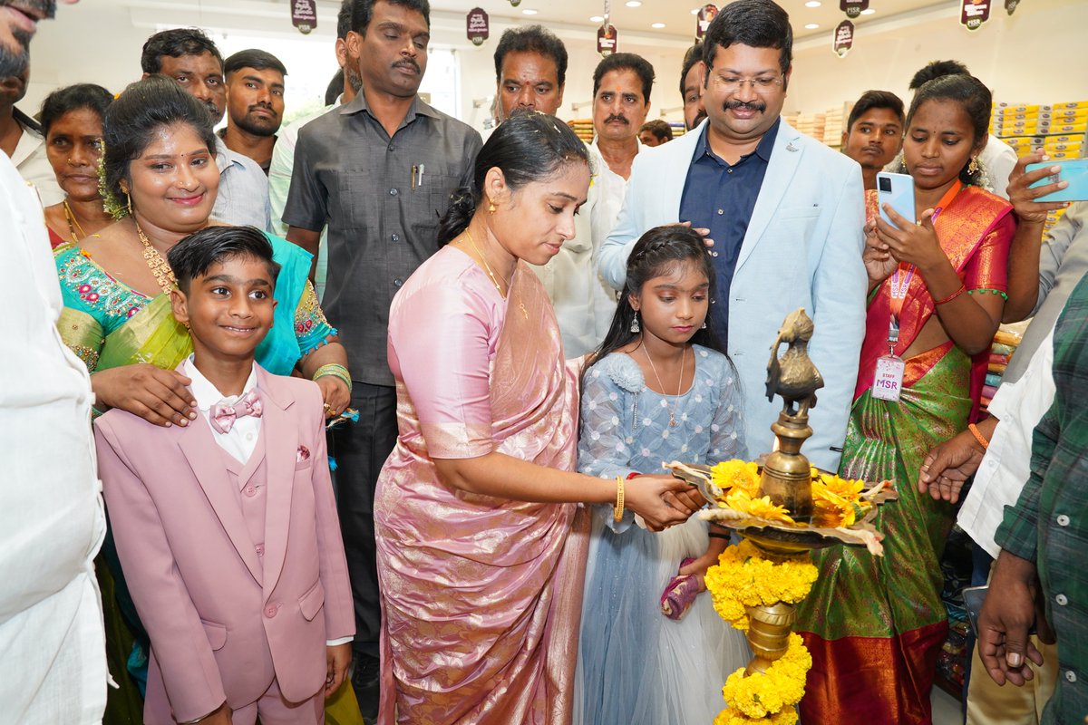 galla_madhavi's tweet photo. కొరిటెపాడు పార్క్ సెంటర్ వద్ద నూతనంగా స్థాపించబడిన MSR షాపింగ్ మాల్ ను ప్రారంభించిన గుంటూరు పశ్చిమ నియోజకవర్గ MLA గళ్ళా మాధవి గారు..
#koritepadu #MSRshoppingmall #guntur #gunturwest #gallamadhavi https://t.co/Cc0q0GYJnV