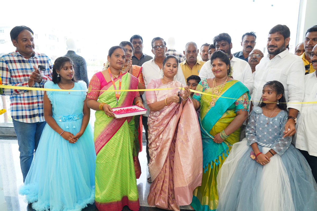 galla_madhavi's tweet photo. కొరిటెపాడు పార్క్ సెంటర్ వద్ద నూతనంగా స్థాపించబడిన MSR షాపింగ్ మాల్ ను ప్రారంభించిన గుంటూరు పశ్చిమ నియోజకవర్గ MLA గళ్ళా మాధవి గారు..
#koritepadu #MSRshoppingmall #guntur #gunturwest #gallamadhavi https://t.co/Cc0q0GYJnV