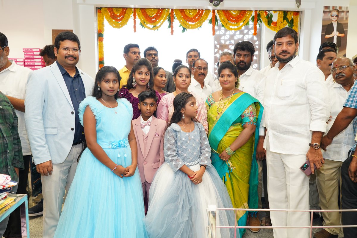 galla_madhavi's tweet photo. కొరిటెపాడు పార్క్ సెంటర్ వద్ద నూతనంగా స్థాపించబడిన MSR షాపింగ్ మాల్ ను ప్రారంభించిన గుంటూరు పశ్చిమ నియోజకవర్గ MLA గళ్ళా మాధవి గారు..
#koritepadu #MSRshoppingmall #guntur #gunturwest #gallamadhavi https://t.co/Cc0q0GYJnV
