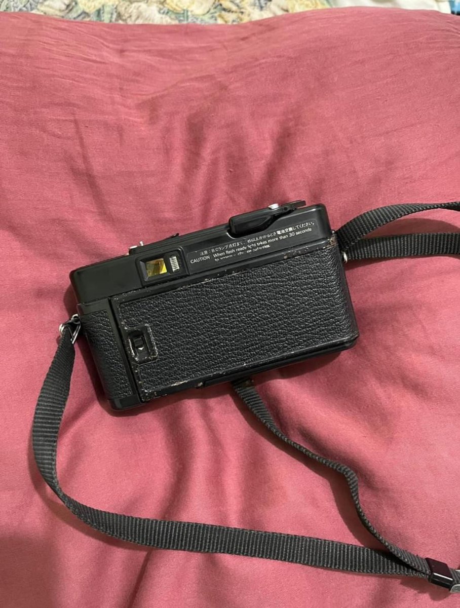 baeya101's tweet photo. ‼️FILM CAMERA
Konica C35 AF2
- Good condition
- 8/10 cosmetics (minimal paint chips)
- Bright and clean viewfinder
- Working condition except flash (it's charging but wont fire)
- No sample photos since untested
- With strap 
2,700 only

PM for more details https://t.co/OrRtX1GTG4