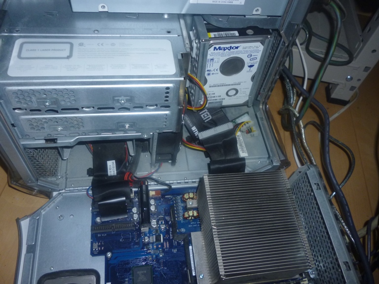 kyokonodan2525's tweet image. 久々MacintoshG4の話題。
PowerMacG4 MDD(G4-1.25GHz,RAM2G)のSSD交換。
IDE変換して120GB換装。この時代だと120Gでは容量余りまくり。
MacG4はSSDと相性が良く、IDE変換を入れてもトラブったことがなく、OS9.2.2もOSX10.5.8も快適に動作。
ただ…G4を現代で生かす方法はあるのか😅
#Powermac #MacG4