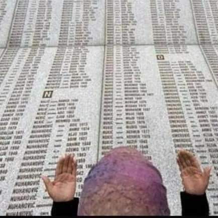 "Çocukları küçük kurşunlarla öldürürler değil mi anne?" 11 Temmuz 1995. İnsanlık tarihinin utanç yüzü, kara lekesi. Srebrenitsa soykırımı😢 Rahmetle anıyorum.
#SrebrenitsaKatliamı #SrebrenitsaAğlıyor