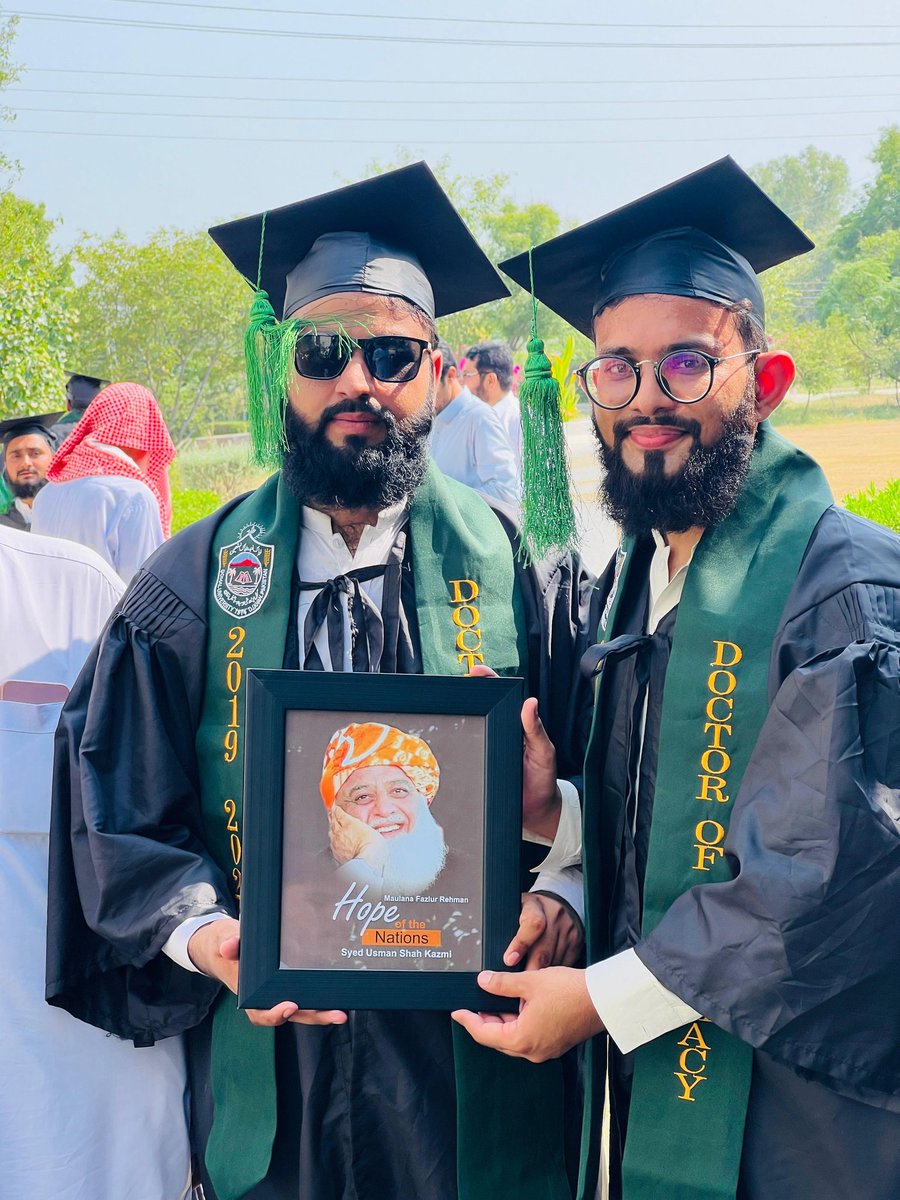 الحمدللہ 🤎
#Hope of the nation #Molana_Fazlurehman
#Convocation_day
#Graduation_day