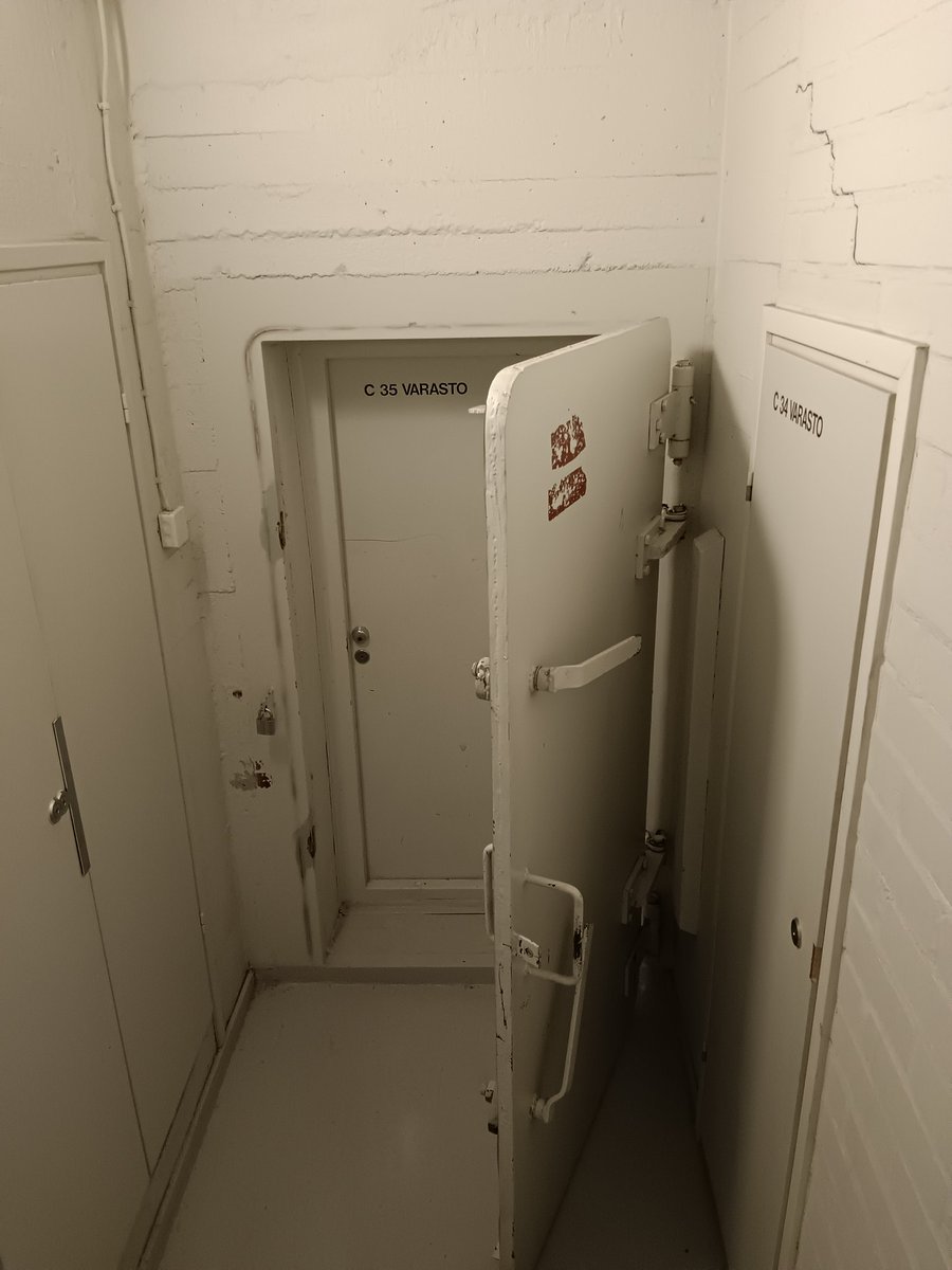 flowpetri's tweet image. Something you can see in practically every apartment building in Finland. #bombshelter