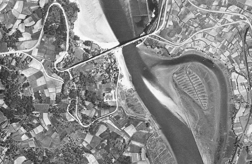 ddgrandio's tweet photo. Perspectiva da ponte do #Pedrido que dende 1942 salva a #pasaxe entre @ConBergondo e @ConcelloPaderne e, por ende, achegou o camiño dende #ACoruna a #Ferrol sen pasar por #Betanzos
📸1967 Vs hoxe
🗺️Vóo americano (1956-57) Vs actual
#Coruña #OnteVsHoxe #Bergondo #Paderne https://t.co/QdmnAx3bdS