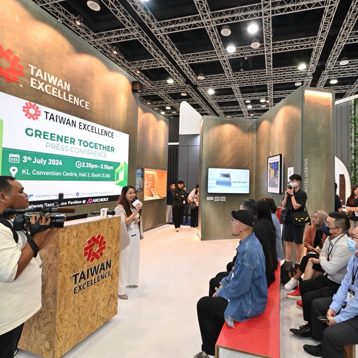 DLink_Global's tweet image. Thank you for visiting us at ARCHIDEX 2024!

We were proud to have showcased our award-winning AQUILA PRO AI Smart Mesh Router, combining cutting-edge technology with eco-friendly and aesthetic design.

bit.ly/3zDdxrN

#DLink #ARCHIDEX2024 #AQUILAPROAI  #WIFI #WiFi6