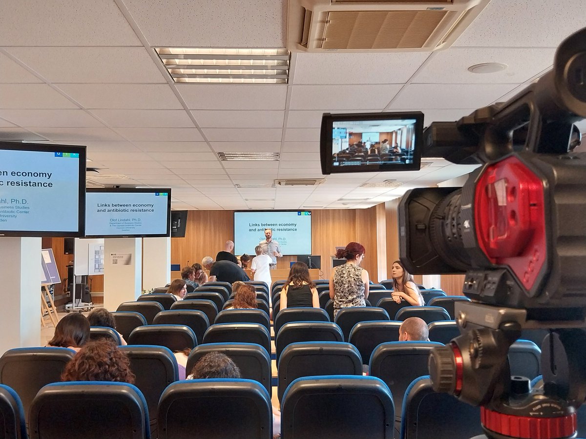 manusotolopez's tweet photo. First day of the summer course @uik_eus "Breaking the links with antibiotic resistance bacteria" at @pie_upvehu @upvehu https://t.co/gcowHBqIIR