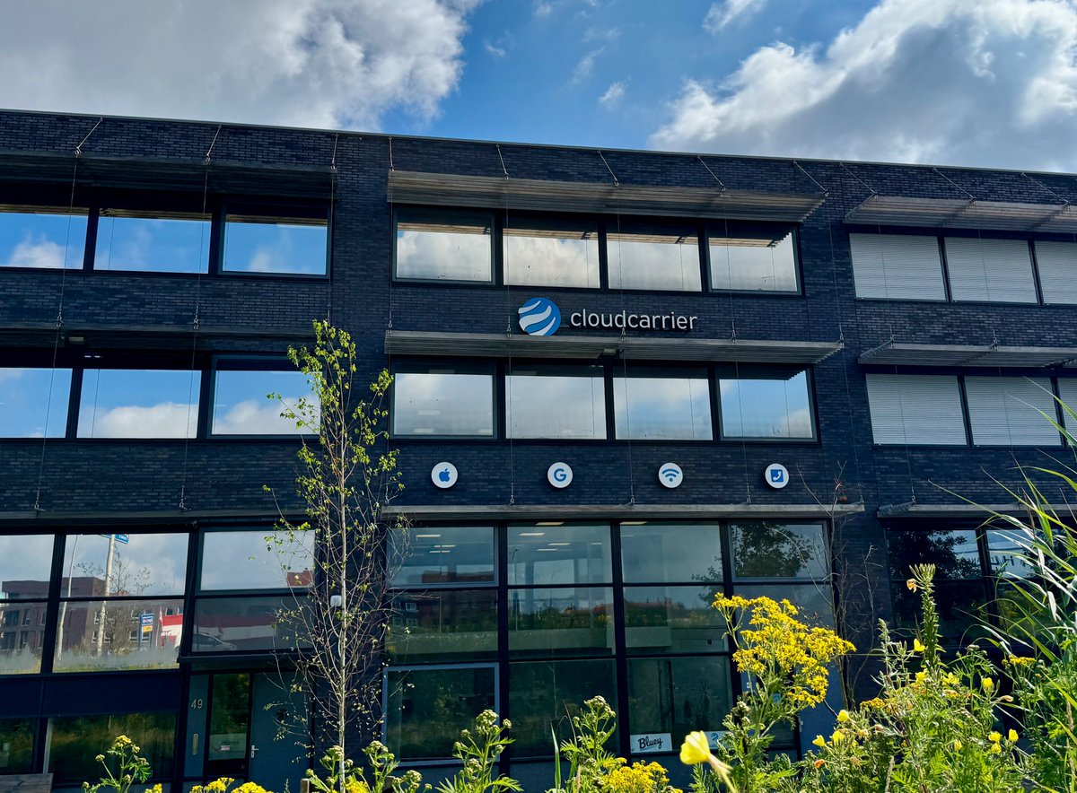 Ons nieuwe kantoorpand in Harderwijk is nu zichtbaarder dan ooit! 🎉 Met het Cloudcarrier-logo bovenaan en onze vier basispijlers daaronder: Apple werkplekbeheer, Google Workspace als cloudinfrastructuur, supersnel Wi-Fi, en natuurlijk telefonie en internet. Alles onder één dak!