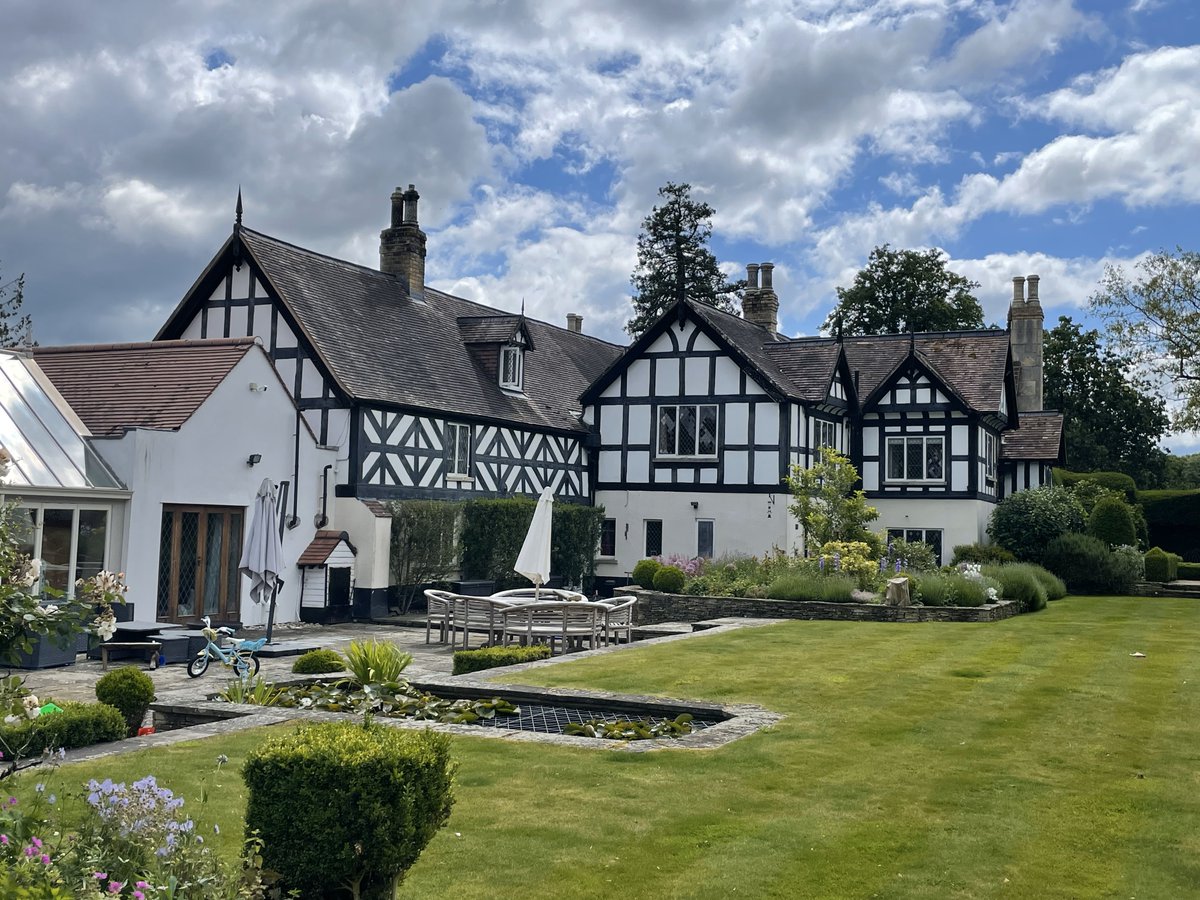 #Survey at this #GradeIIListed property with C16 origins, and C18 and C19 alterations.

Traditionally, #timberframes were infilled with wattle and daub panels - a mix of clay, straw and animal dung daubed onto a frame of cleft wooden staves with sticks interwoven between them.
