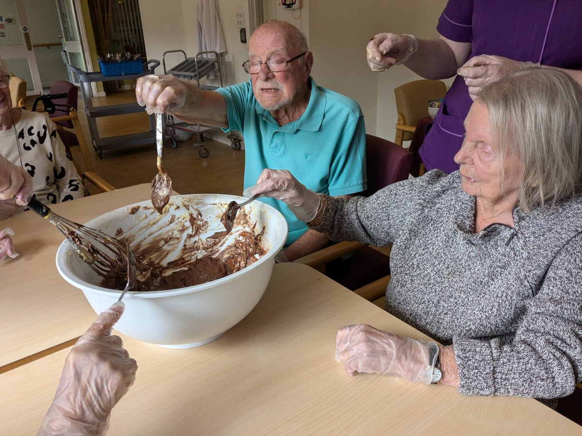 Baking morning. 🎂🍪 Residents having a great time, lots of laughing and chatting #thursdayvibes #bakingtime #enjoylife