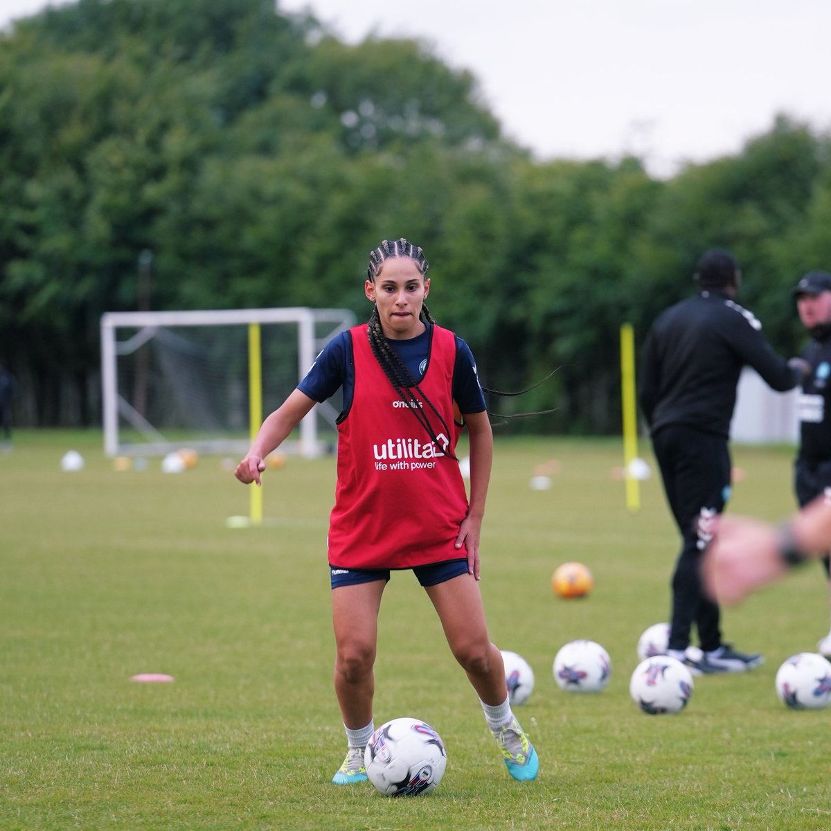 WWFCWomen's tweet photo. On the grass at Marlow Road! 🌱

#Chairgirls | @wwfcfdn https://t.co/9U2jMieEaV