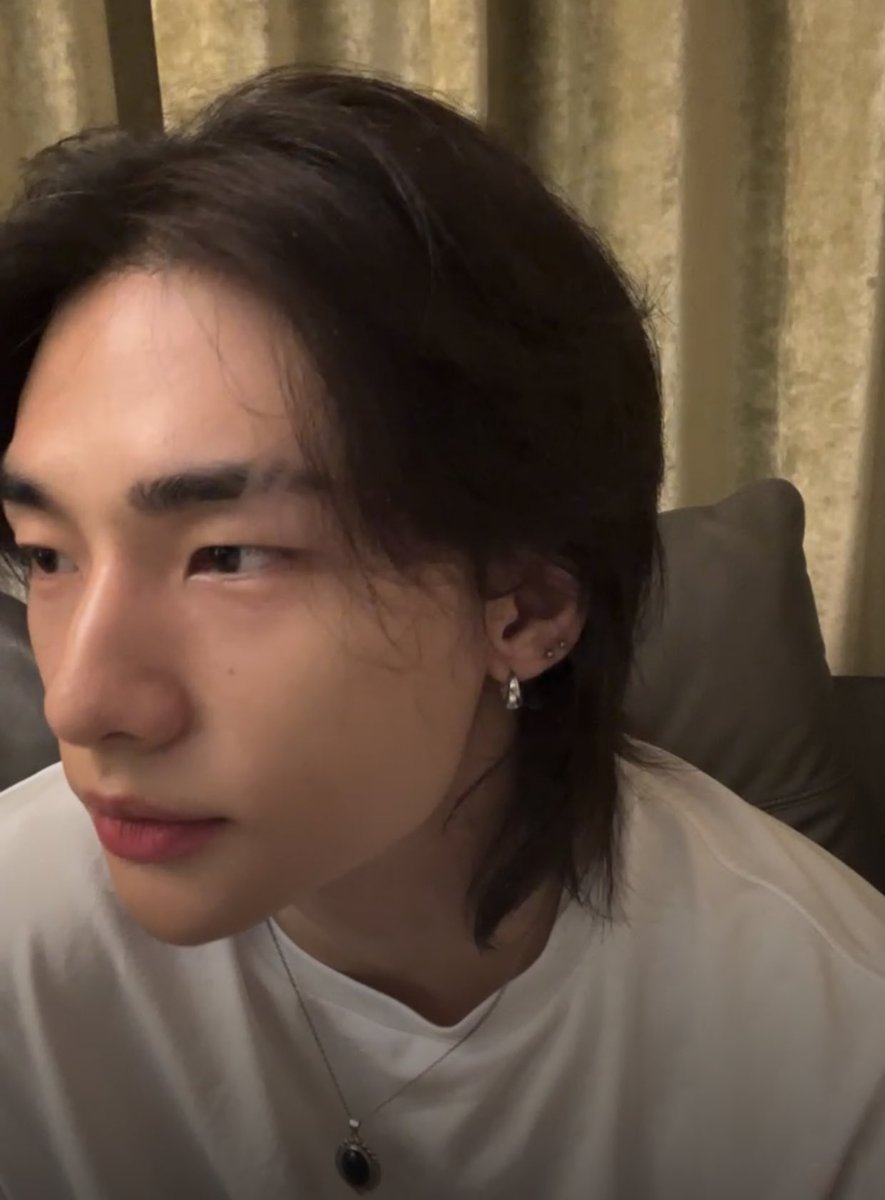 현진이 옆태 볼 때 마다 너무 비현실적이라 자꾸 놀람
사람 콧대가 어떻게 이래요...
조각상보다 더 조각상같이 생긴 남자