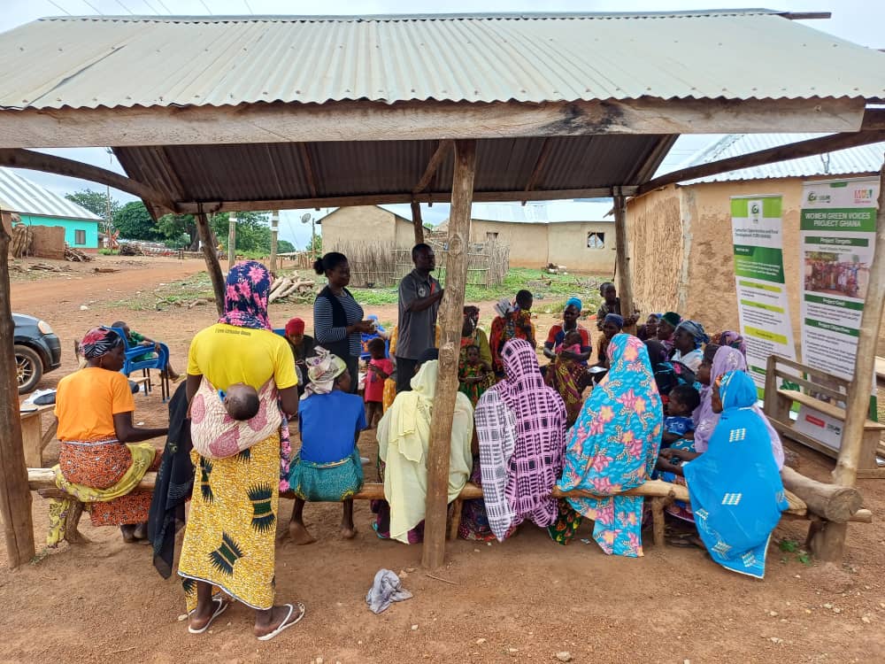 AsinyeB's tweet photo. Under our "women for better tomorrow project". I Took the opportunity to engage rural women on clean cooking, protection of shea trees and engaging in environmentally friendly and sustainable farming.
#weareshifting
#responsiblefarming
#cleancooking
#togetherwecan https://t.co/1iSvnQVmPS