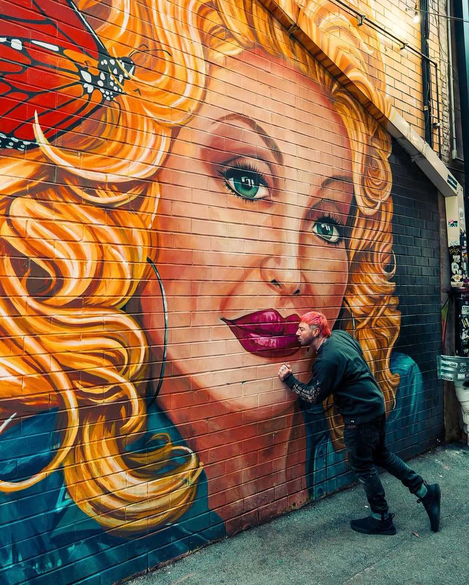 STCONightmares's tweet photo. Zack sharing a moment with the Queen of Country, Dolly Parton, in Knoxville, Tennessee - 27th March 2024

Artwork by Megan Lingerfelt and located in Strong Alley on Strong Street.

📷: Zack's IG - @/zackyvengeance https://t.co/bUoKDThkN9