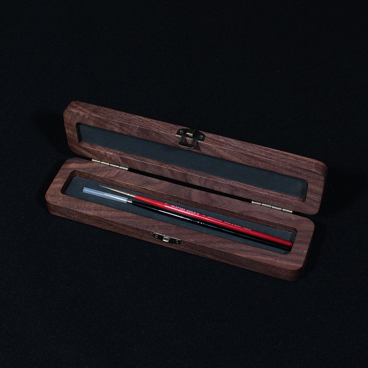 TheEnginarium's tweet photo. Commission piece as a gift for the man of a thousand contrast paints, twitter tutorial king, and the real reason GW makes a profit every year, Mr @VincentKnotley
A custom brush box in walnut with engraved and painted logo.
#custom #brushbox #miniaturepainting #woodworking https://t.co/2t8ZSqwPnF