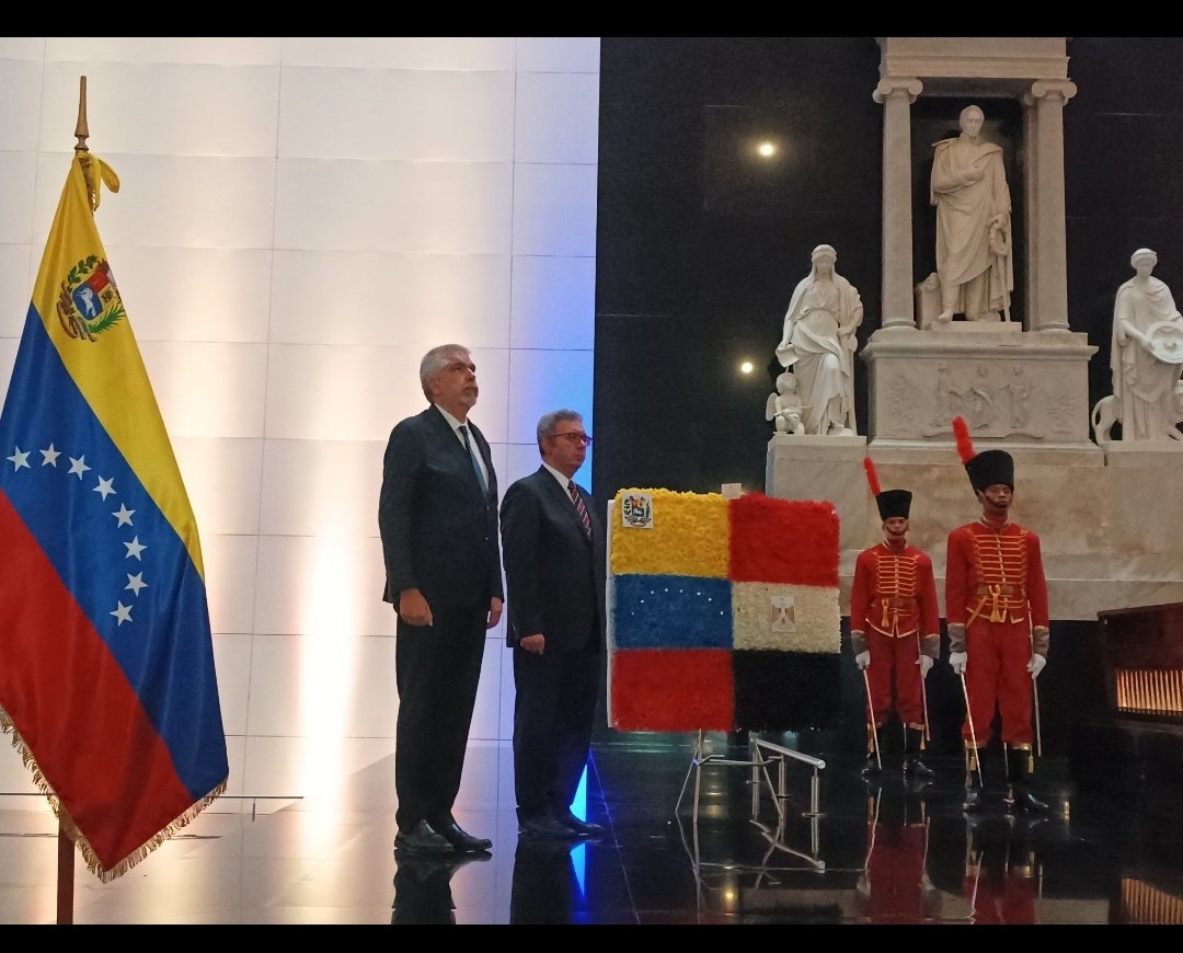 JessPlasencia4's tweet photo. #10Jul🇻🇪🤝🇪🇬Con motivo de conmemorar el Día Nacional de Egipto,nuestro apreciado y excelentísimo embajador @CairotaenCcs tuvo el Honor de presidir Ofrenda Floral ante el Sarcófago de Libertador Simón Bolívar con la presencia de S.E.Yuri Pimentel y Honorables Miembros Diplomáticos https://t.co/Uz3kXXc8p4