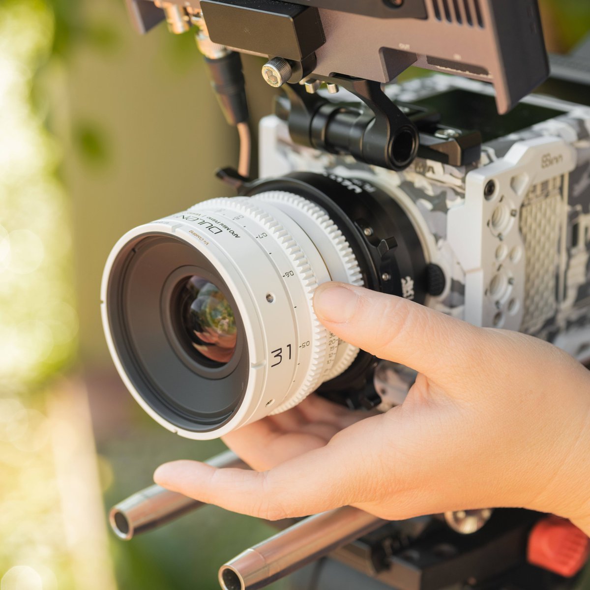 DuclosLenses's tweet photo. The white Dulens APO Mini Primes look perfectly at home on the RED Komodo ST. It's the perfect look to enter the weekend with.
Shop Dulens primes our our shop.
#DuclosLenses #Cinematography #LensGeek #CineLenses #Cinematographer #StayFocused #dulens #cinelens #redkomodo https://t.co/wGlU02lGae
