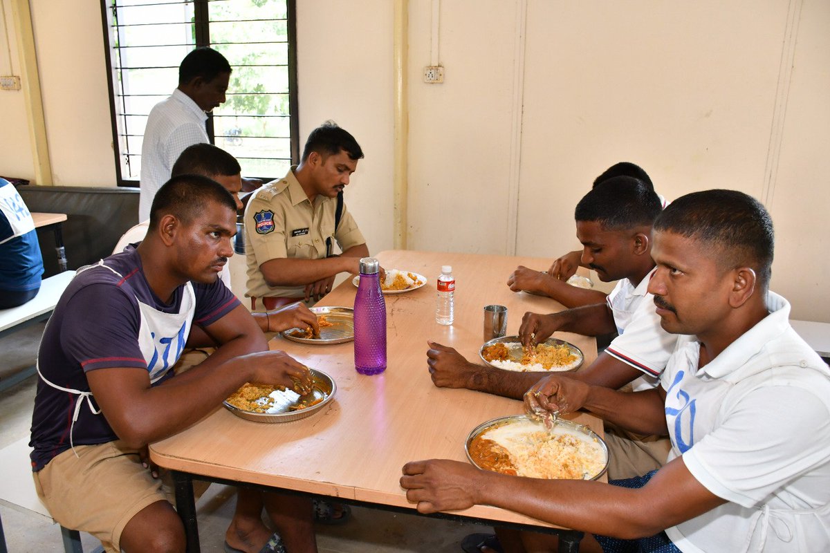 spsangareddy's tweet photo. Visited and interated with the SCTPCs who are undergoing training in DTC Sangareddy. Inspected and had a chit chat over lunch with young trainee PCs to understand their needs in training. @TelanganaDGP @TelanganaCOPs @abhilasha_bisht https://t.co/E0P97UuHLB