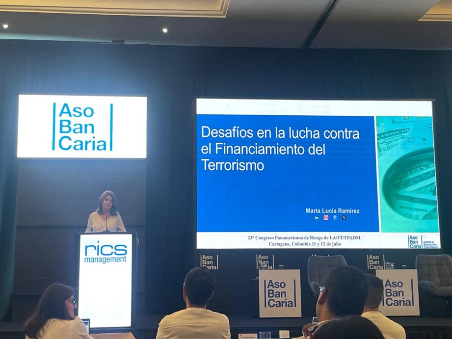 Renemcastro's tweet photo. @RicsManagement, @renemcastro, @camilorueda, @juanpablorodriguez, @Asobancaria, #LAFTFPADM, Desafíos en la lucha contra el Financiamiento del Terrorismo, Marta Lucía Ramírez, ExVicepresidente de Colombia y ExMinistra de Defensa Nacional. https://t.co/nVxrMsX2oF