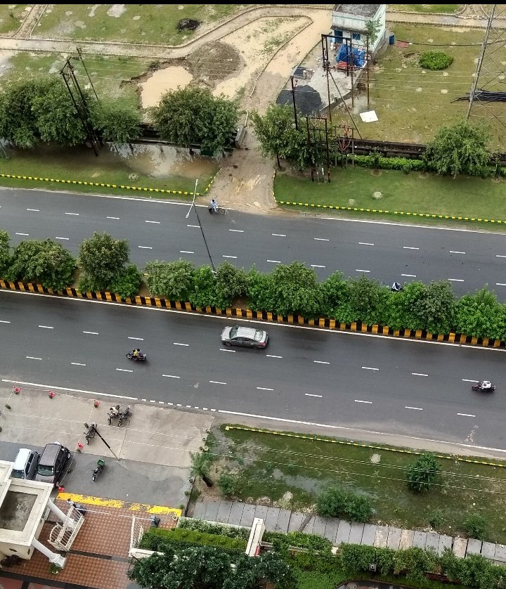 TiwariShivanshu's tweet photo. @noida_authority @noidatraffic
Kindly make provision for speed breakers near our society to avoid any accident.

Loc : Sector 79 Noida Road , Near Mahagun Mirabella society . https://t.co/j2cz1n87PR