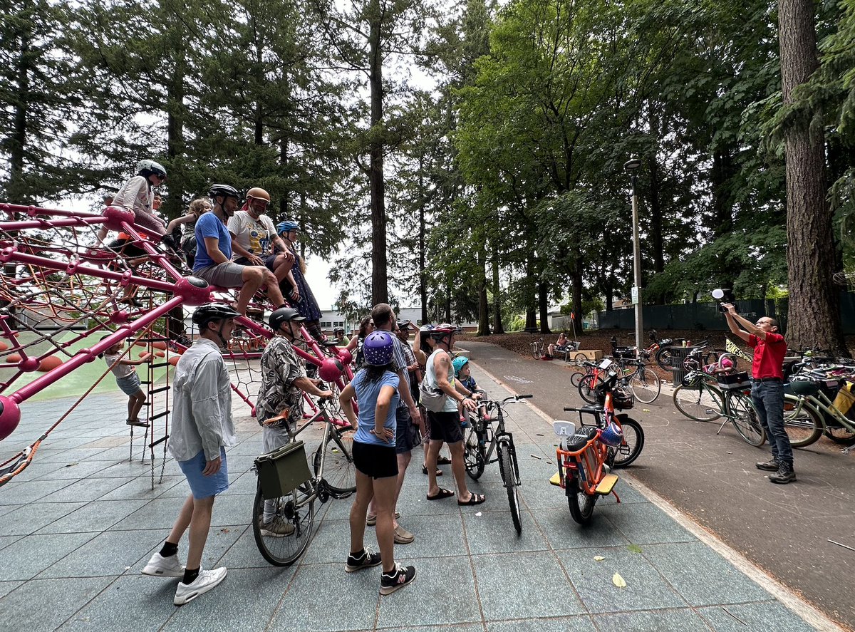 RepKhanhPham's tweet photo. @PBOTinfo @ROSECDC @OregonWalks @crestonpta Bike bus rides give me so much appreciation for the parents and families in our community, and leaves me energized to work with advocates, educators and my colleagues to fight for this vision of a network of safer streets to schools, for parents and students alike. https://t.co/UaO5N9SjxP
