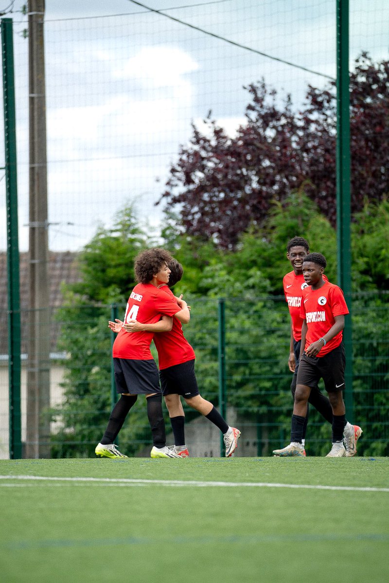 VikingClubParis's tweet photo. 🏆 Nos 𝗷𝗲𝘂𝗻𝗲𝘀 𝑈14-𝑈15 𝗼𝗻𝘁 𝗱𝗲́𝗰𝗿𝗼𝗰𝗵𝗲́ 𝘂𝗻𝗲 𝘀𝘂𝗽𝗲𝗿𝗯𝗲 𝟮𝗲̀𝗺𝗲 𝗽𝗹𝗮𝗰𝗲 𝗱𝗮𝗻𝘀 𝗹𝗮 𝗽𝗼𝘂𝗹𝗲 𝗔  𝑎𝑢 𝑡𝑜𝑢𝑟𝑛𝑜𝑖 𝑜𝑟𝑔𝑎𝑛𝑖𝑠𝑒́ 𝑝𝑎𝑟 𝐹𝐶 𝑀𝑎𝑟𝑝𝑒𝑛𝑡. 

Bravo à l’équipe ! 👏 #teamVKP https://t.co/mh3Db7XKVi