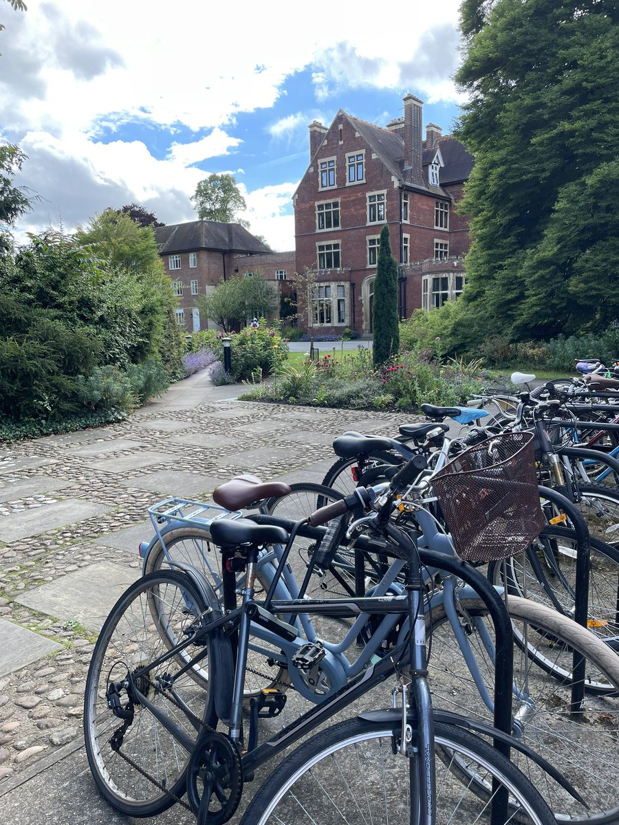 Wonderful evening last night with brilliant colleagues of #creativity, #possibilities &amp; #professionallearning <a href="/Cambridge_Uni/">Cambridge University</a> <a href="/CChangeNW/">The C Change</a> <a href="/PenAHay/">Dr Penny Hay 🇪🇺🕊💚🌳🐝🦋🌹🌈</a> <a href="/LucasLearn/">Professor Bill Lucas</a> and more!