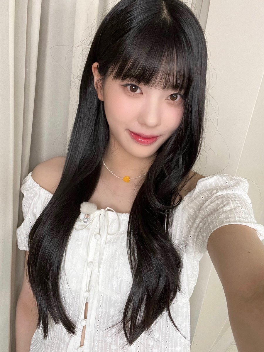 240711 via m plus chat 💬 (1/2) ♡ 
finally izna members selca

#izna #이즈나 <a href="/izna_offcl/">izna</a>