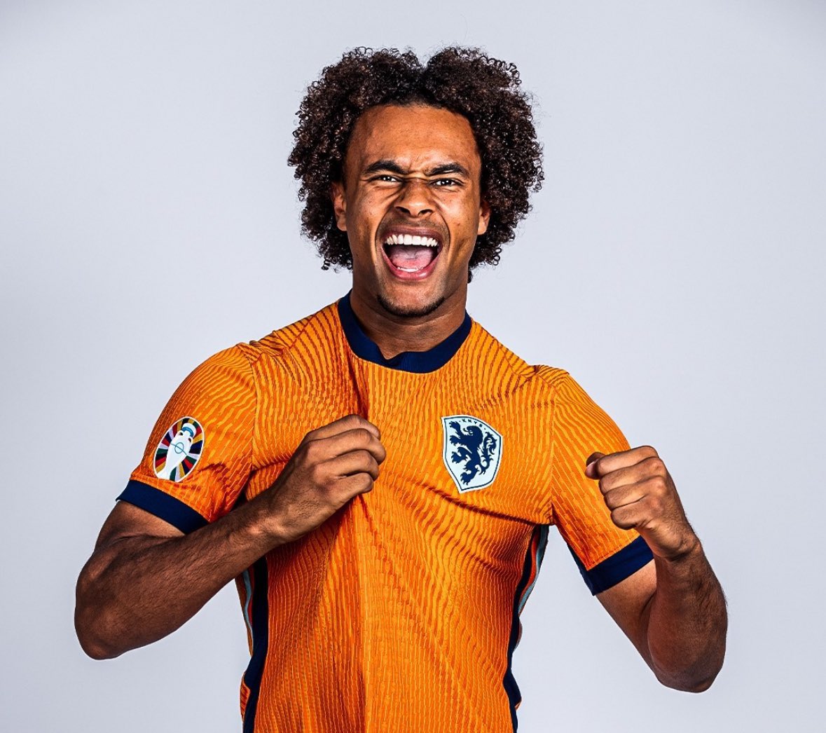 FabrizioRomano's tweet image. 🚨🇳🇱 More details on Zirkzee deal done for Manchester United.

🩺 Medical tests will take place on Friday, then face to face meeting with Erik ten Hag.

📑 Contract until June 2029 + option for further year.

🤝🏻 €42.5m fee paid over three years instead of €40m in one solution.