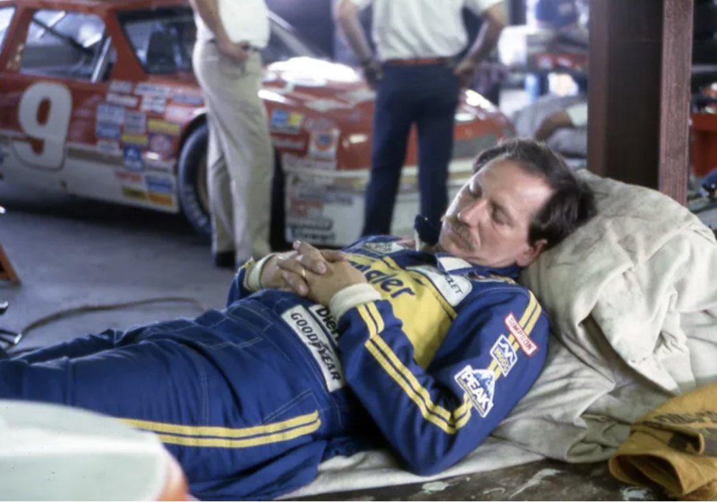 MorrisCoffman14's tweet image. #ThrowbackThursday - Dale Sr getting a nap in at #PoconoRaceway. Dale would win the Summer 500 there  in July of 1987. 

📸 Dozier Mobley